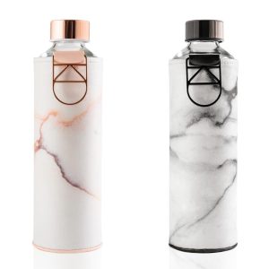 MISMATCH marbrée, bouteille en verre avec housse en faux cuir de Equa – 75 cl